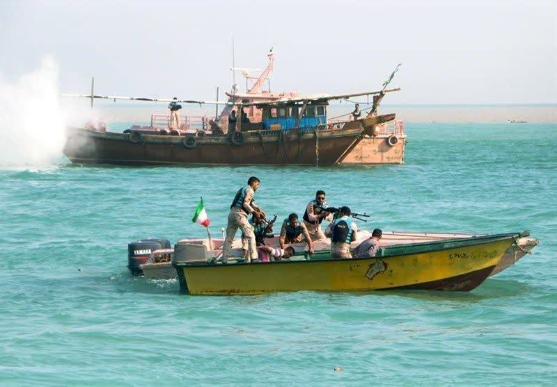 جلوگیری از قاچاق ۱۷۲ هزار لیتر سوخت در آب‌های بندرعباس