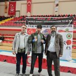 محمد پاینده از اهالی استان هرمزگان که ریاست سازمان جهانی ورزش‌های رزمی پهلوانی تو کی ما را بر عهده دارد با قهرمانی به خانه بر می گردد.