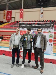 محمد پاینده از اهالی استان هرمزگان که ریاست سازمان جهانی ورزش‌های رزمی پهلوانی تو کی ما را بر عهده دارد با قهرمانی به خانه بر می گردد.