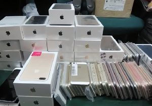 کشف انبار گوشی‌های قاچاق در بندرعباس