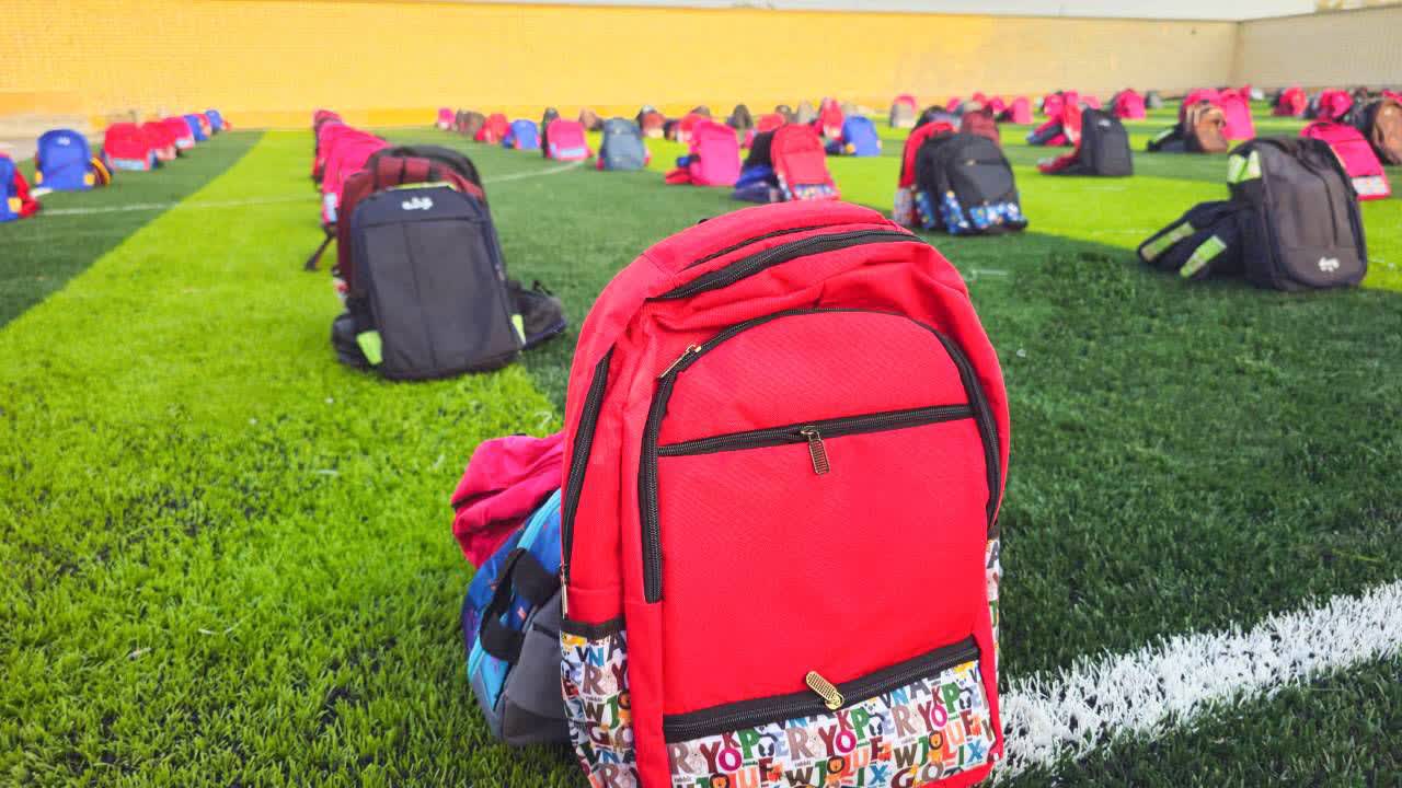 1000نفر از دانش آموزان مناطق محروم شهرستان سیریک بسته تحصیلی دریافت کردند