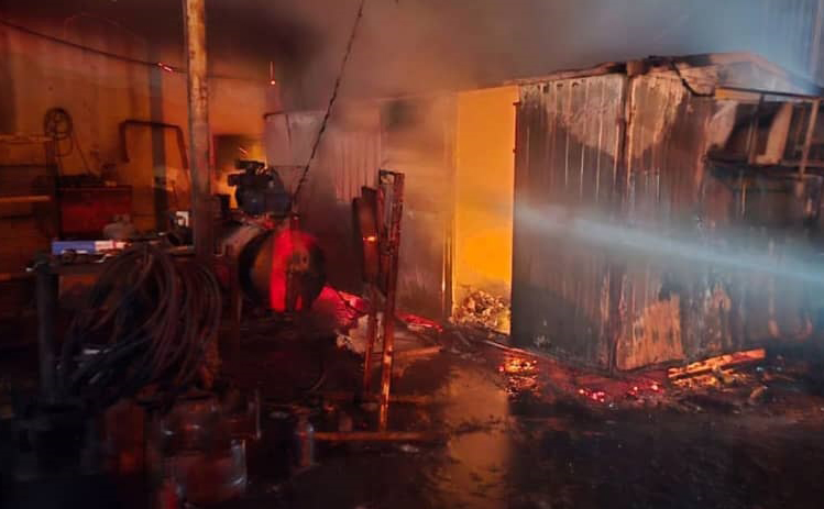 اتصالی برق منجر به حریق کانکس در روستای چهچکور شد