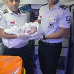 کارشناسان  اورژانس پیش بیمارستانی  رودان، میزبان اولین نفس نوزادی در خودرو شدند