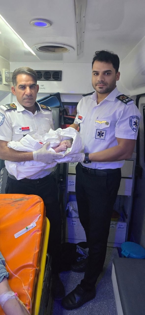 کارشناسان  اورژانس پیش بیمارستانی  رودان، میزبان اولین نفس نوزادی در خودرو شدند