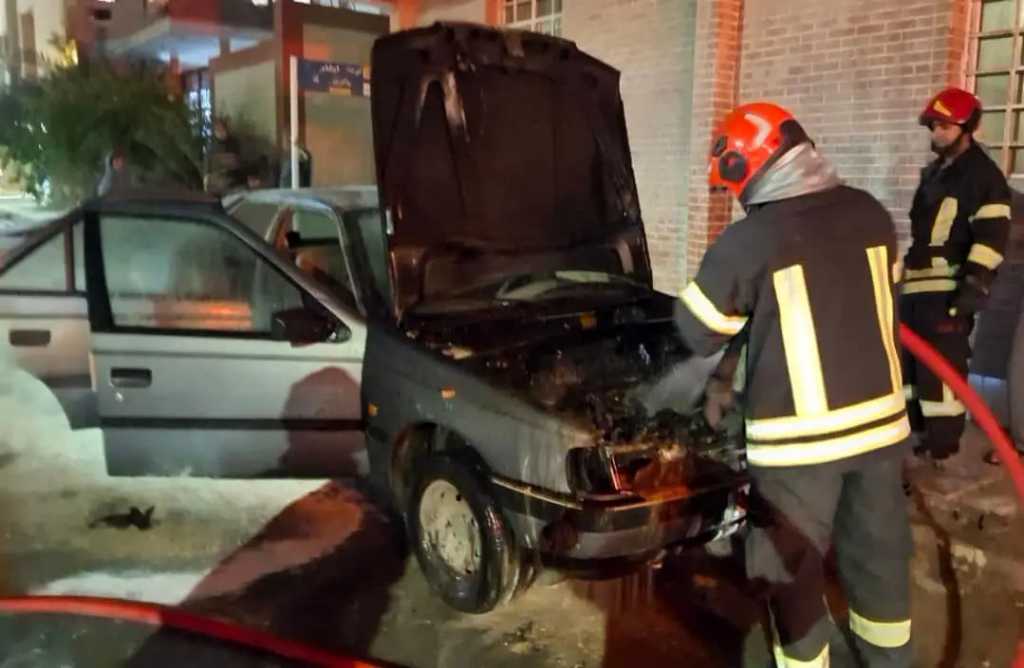 آتش‌سوزی یک دستگاه پژو ۴۰۵ در بندرعباس